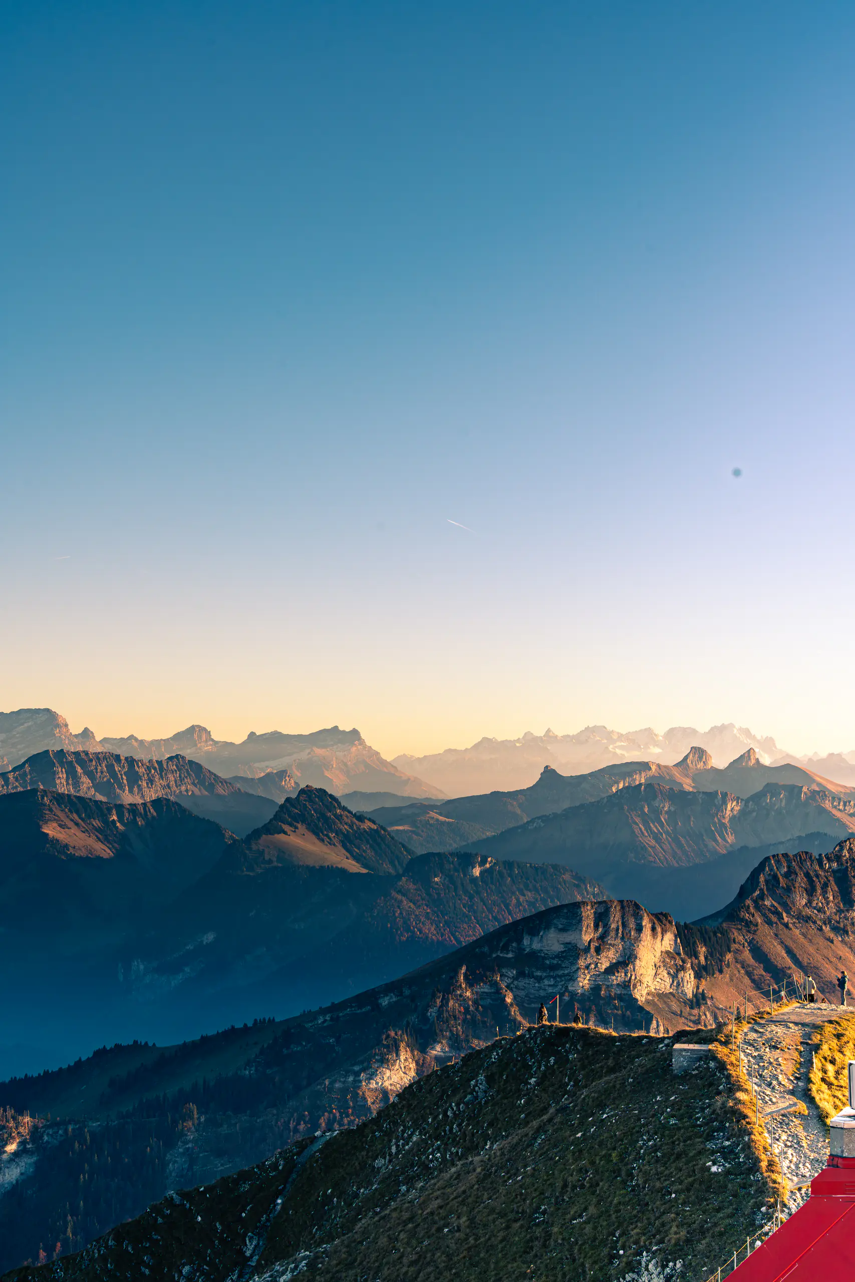 Silhouette de randonneur sur le sentier du Moléson