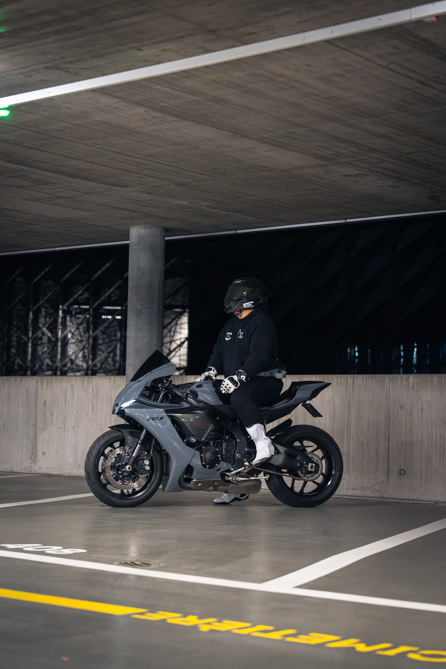 Shadow Rider — Angle serré sur la silhouette